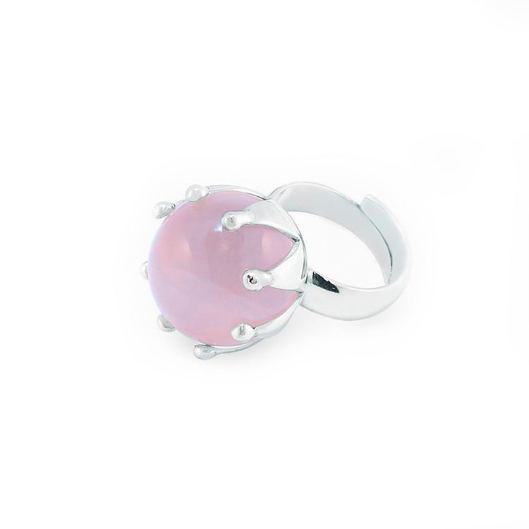 The Silver Ring I'M A Queen with Rose Quartz - Size M by Kaora Sandara Jewelry features a large, round rose quartz in a prong setting, symbolizing unconditional love, displayed on a plain white background.