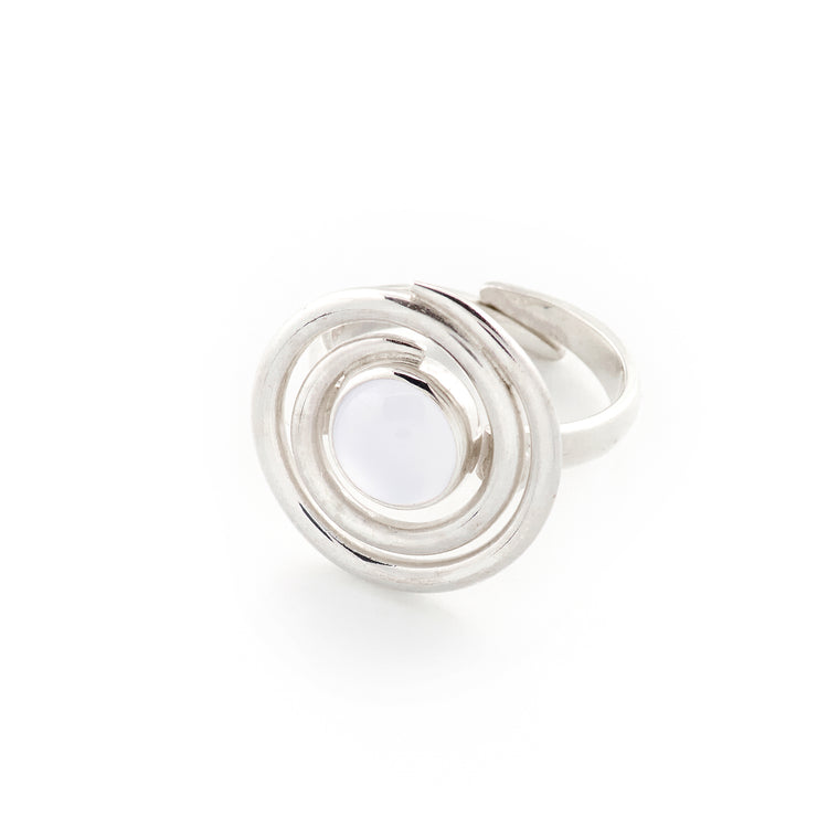 The Kaora Sandara Jewelry Silver Ring Open Spiral with Crystal - Size S features a round clear crystal at the center, accented by spiral bands. Displayed on white, it enhances intuition and offers timeless elegance.