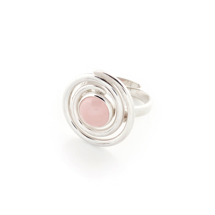 The Silver Ring Open Spiral with Rose Quartz - Size S by Kaora Sandara Jewelry features a 925 silver spiral design and a round rose quartz at the center, symbolizing unconditional love, shown on a white background.